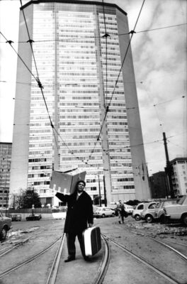 Immigrato sardo davanti al grattacielo Pirelli, Milano, 1968