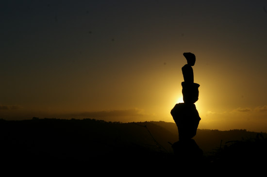 pietre in equilibrio al tramonto