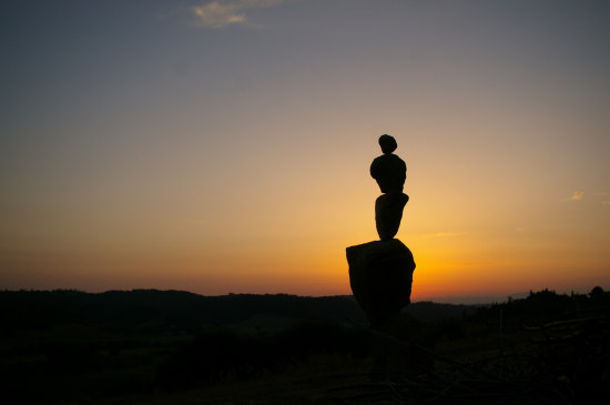 pietre in bilico al tramonto